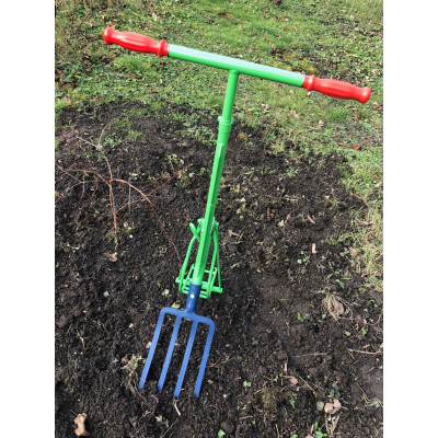 LA PERRETTE EQUIPEE AVEC L'OUTIL FOURCHE