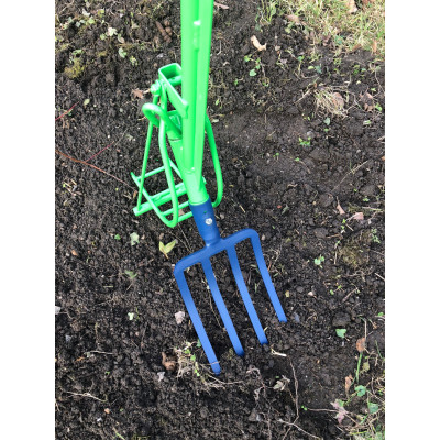 LA PERRETTE EQUIPEE AVEC L'OUTIL FOURCHE