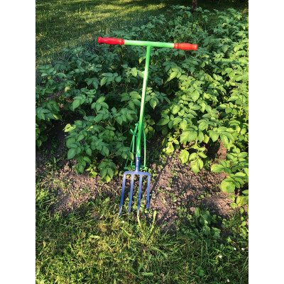 LA PERRETTE EQUIPEE AVEC L'OUTIL FOURCHE