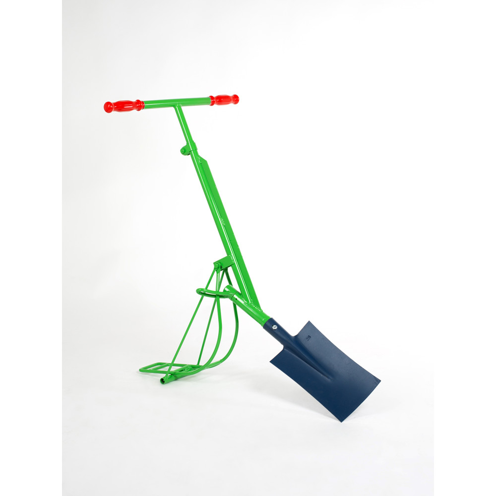 LA PERRETTE EQUIPEE AVEC UNE BECHE TYPE AMIENS