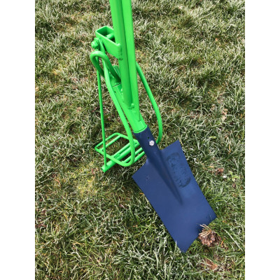 LA PERRETTE EQUIPEE AVEC UNE BECHE TYPE AMIENS