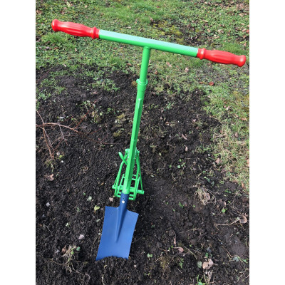 LA PERRETTE EQUIPEE AVEC UNE BECHE TYPE AMIENS