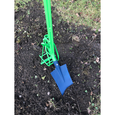 LA PERRETTE EQUIPEE AVEC UNE BECHE TYPE AMIENS