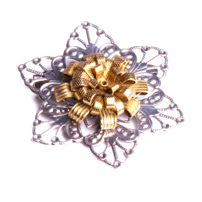 Broche Femme Accessoire Art Déco finition Argent et doré bijou de créateur made in France.